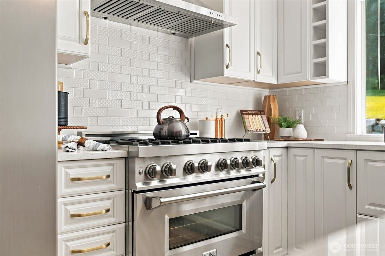 Pro range and tile backsplash, Kevin W.'s home in Snohomish, WA